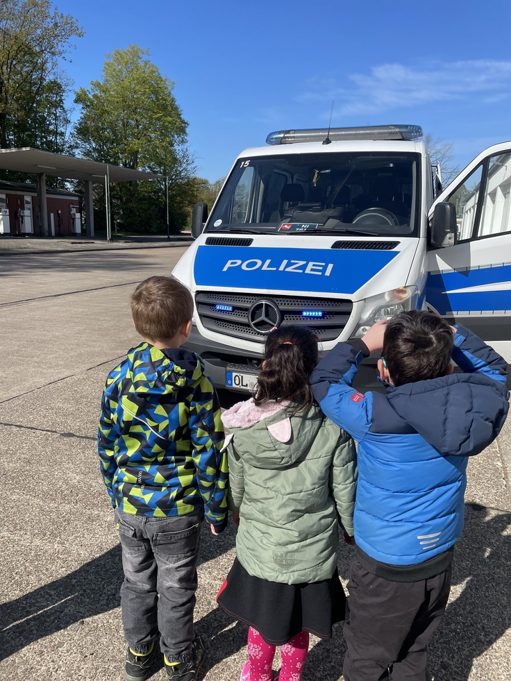 Foto Kindergartenkinder vor Polizeiauto