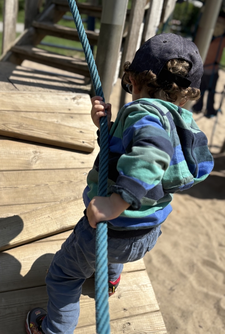 Foto eines kletternden Kindergartenkindes