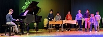 Foto von musizierenden Grundschulkindern