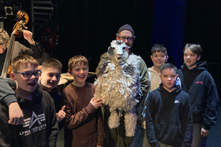 Foto von sechs Jungen einer fünften Klasse im Theater mit Puppenspieler und Schafpuppe