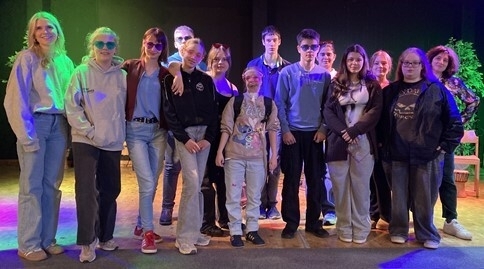 Foto Kinder der Klassen 8.1 und 8.2 auf einer Bühne nach einem Tanz- und Musikprojekt