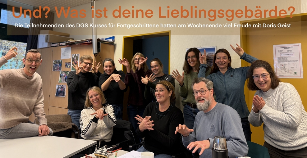 Eine Gruppe von elf Meschen zeigen jeweils ihre Lieblingsgebärde