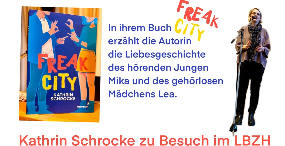 Foto einer Frau, die ihr Buch Freak City vorstellt. Das Buch erzählt die Liebesgeschichte eines hörenden Jungen und eines gehörlosen Mädchens.