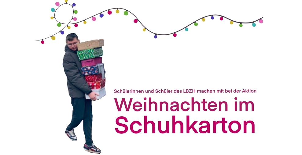 Foto eines Jungen mit weihnachtlichen Paketen: Aktion Weihnachten im Schuhkarton