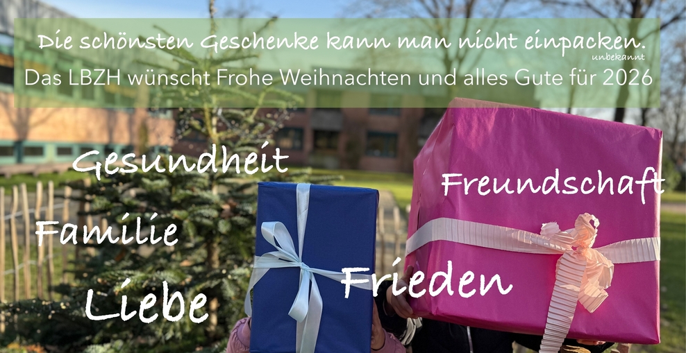 Foto zweier Kinder die vor einem Tannenbaum Geschenke vor ihr Gesicht halten