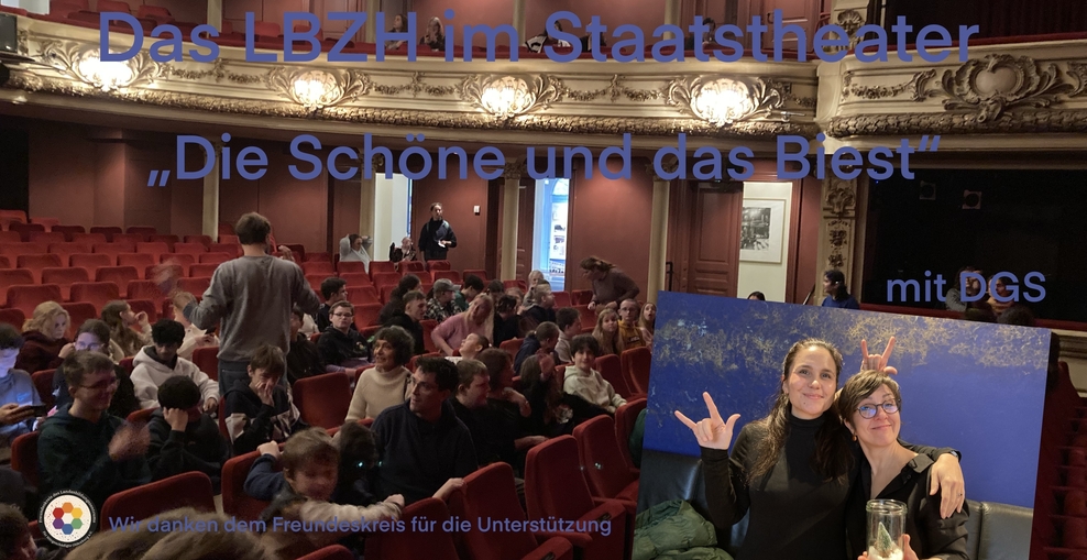 Foto Innenraum eines Theaters mit vielen Kindern und Foto von zwei Gebärdendolmetscherinnen