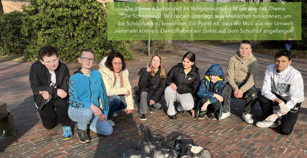Foto einer Klasse 6 mit 7 Schülerinnen und einer Lehrkraft: Sie habn Müll gesammelt als Zeichen dafür, die Schöpfung zu bewahren