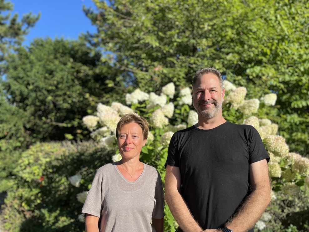 Foto Frau und Mann Team Soziale Arbeit in der Schule