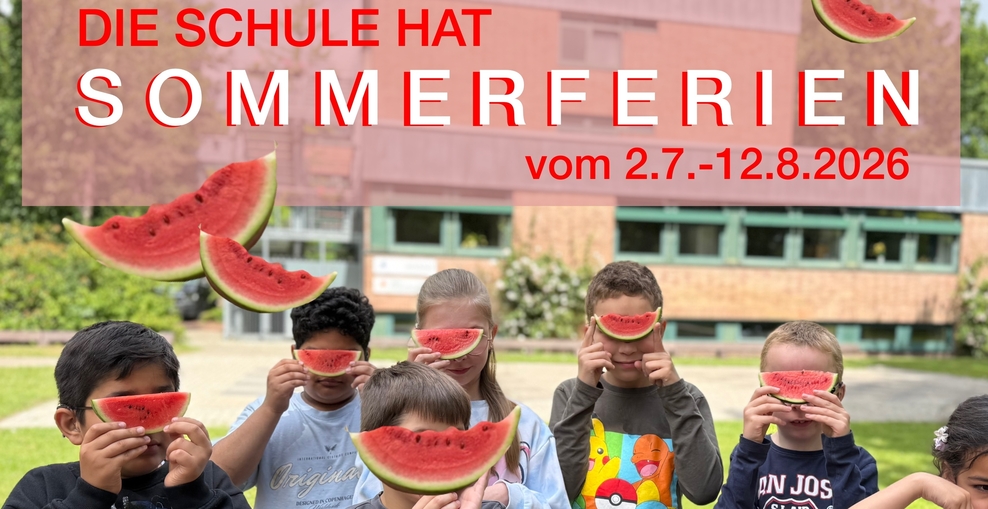 Ankündigung der Sommerferien vom 2.7.-12.8.2026 Foto von 7 Kindern mit Melone vor dem Gesicht